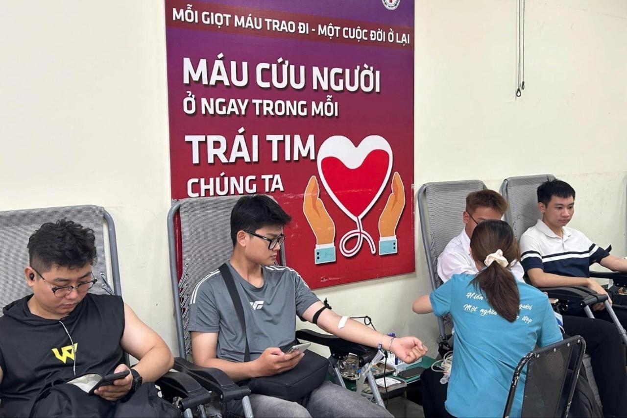 قام نادي التبرع بالدم في جامعات هاي فونج بتعبئة واستلام ما يقرب من 500 ...